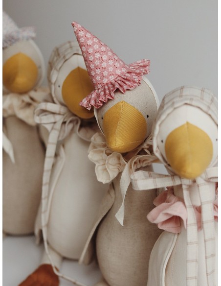 GANSO CON GORRO ROSA Y CUELLO