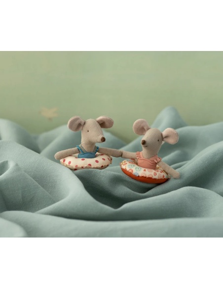 RATONA HERMANA MENOR CON BAÑADOR Y FLOTADOR