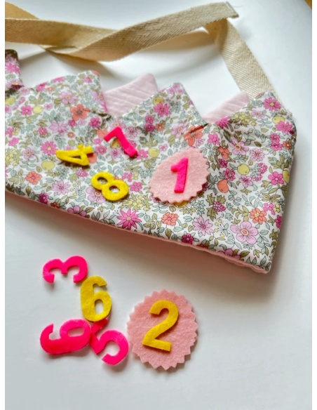 CORONA DE CUMPLEAÑOS FLORAL ROSA SANTO PLANAZO