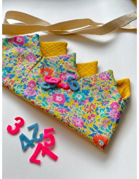 CORONA DE CUMPLEAÑOS FLORAL MOSTAZA SANTO PLANAZO