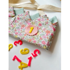 CORONA DE CUMPLEAÑOS FLORAL MINT SANTO PLANAZO