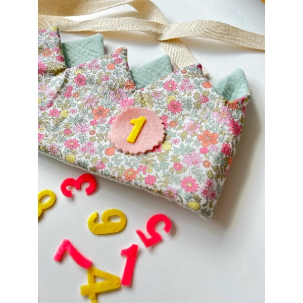 CORONA DE CUMPLEAÑOS FLORAL MINT SANTO PLANAZO