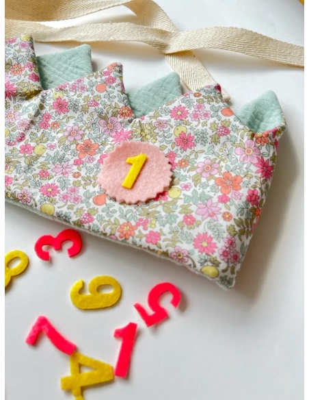 CORONA DE CUMPLEAÑOS FLORAL MINT SANTO PLANAZO