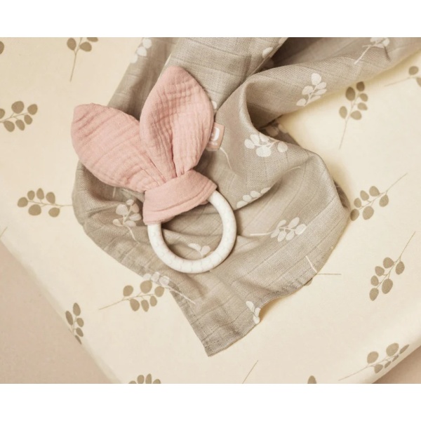 MORDEDOR SILICONA CON OREJAS DE CONEJITO ROSA EMPOLVADO