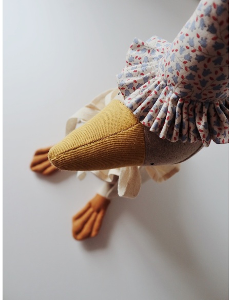 GOOSE IN BLUE BIRTHDAY HAT QUBASHI