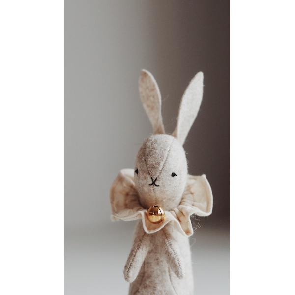 ADORNO DE CONEJITO DE FIELTRO DE LANA BEIGE QUBASHI