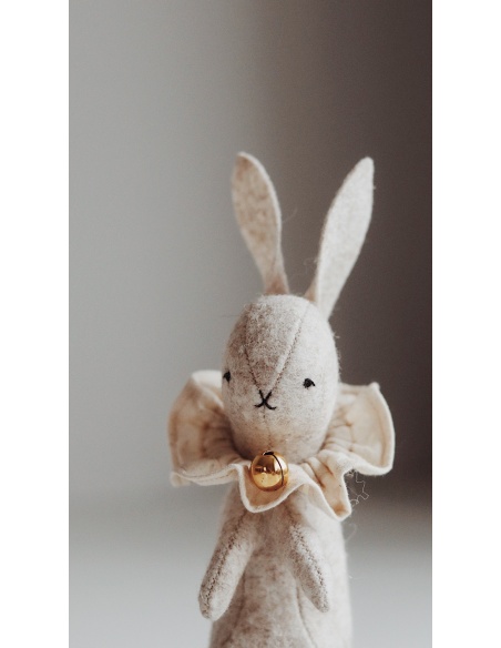 ADORNO DE CONEJITO DE FIELTRO DE LANA BEIGE QUBASHI