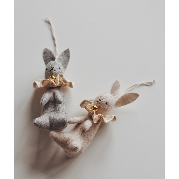 ADORNO DE CONEJITO DE FIELTRO DE LANA BEIGE QUBASHI