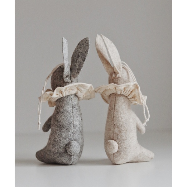ADORNO DE CONEJITO DE FIELTRO DE LANA BEIGE QUBASHI