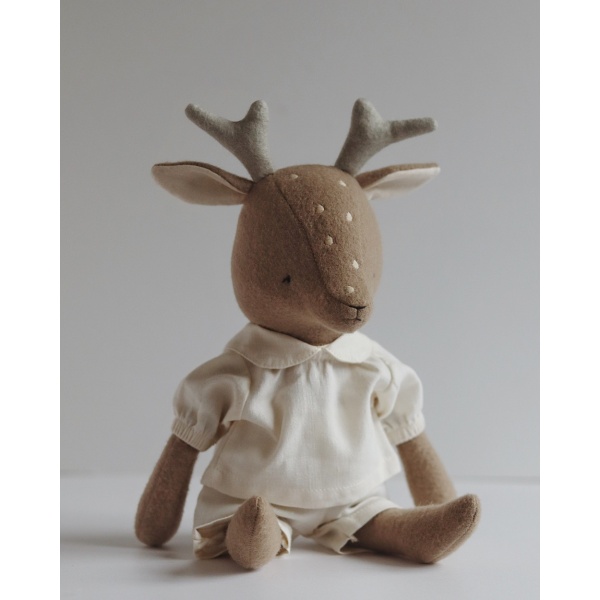CIERVO DE LANA CON CONJUNTO VAINILLA QUBASHI