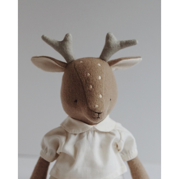 CIERVO DE LANA CON CONJUNTO VAINILLA QUBASHI