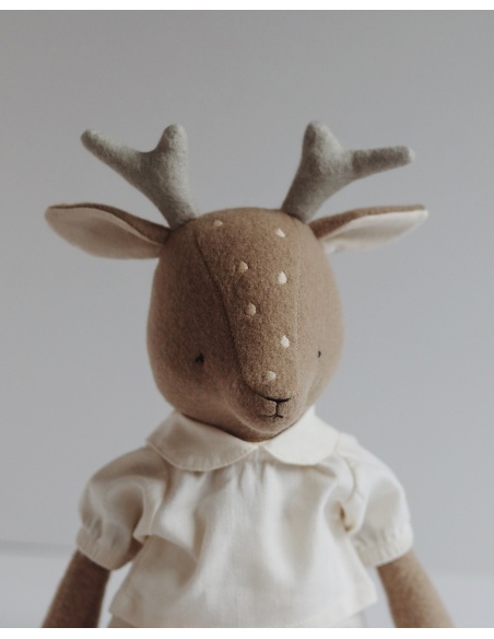 CIERVO DE LANA CON CONJUNTO VAINILLA QUBASHI