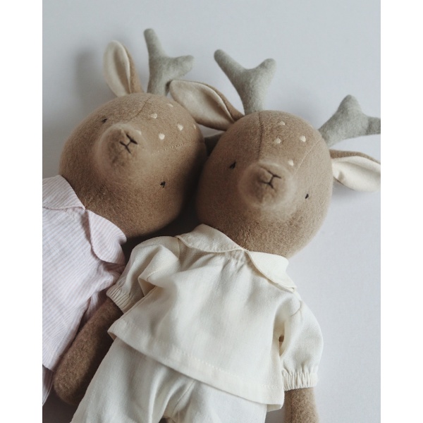 CIERVO DE LANA CON CONJUNTO VAINILLA QUBASHI