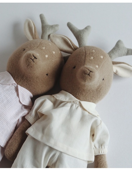CIERVO DE LANA CON CONJUNTO VAINILLA QUBASHI