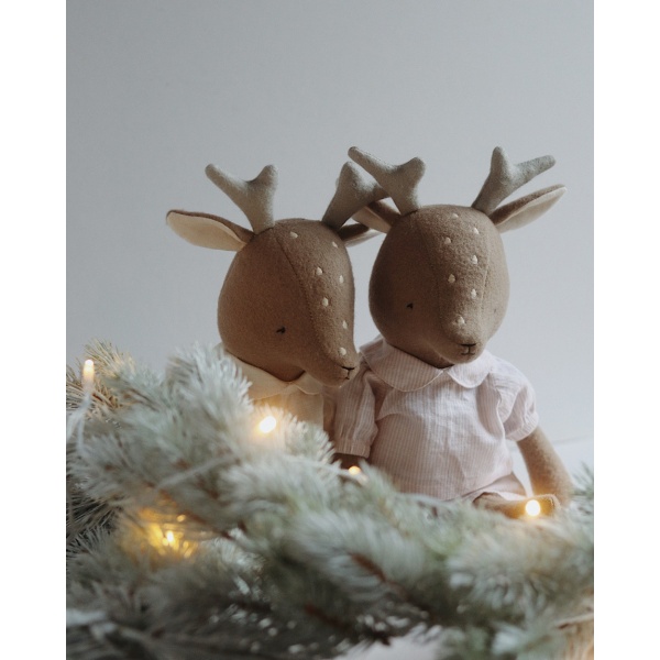 CIERVO DE LANA CON CONJUNTO VAINILLA QUBASHI