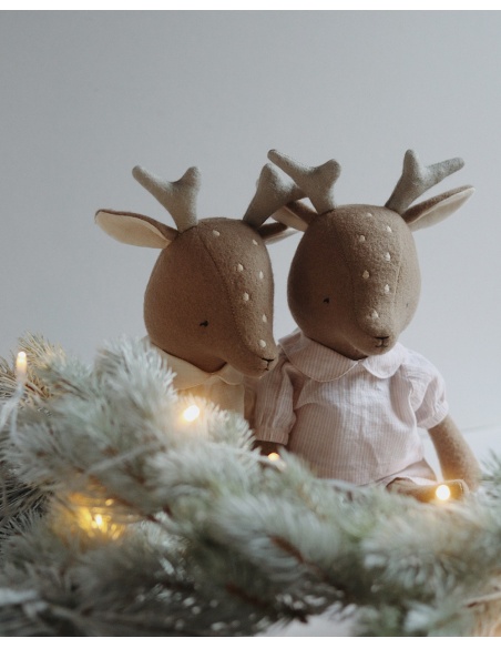 CIERVO DE LANA CON CONJUNTO VAINILLA QUBASHI