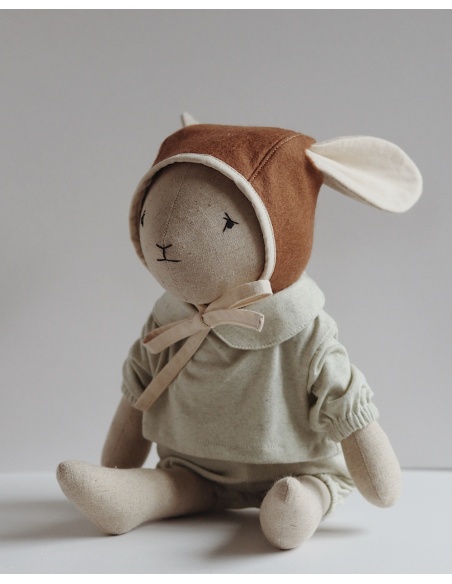 CONEJO GRANDE COLOR AVENA CON PIJAMA VERDE SALVIA QUBASHI