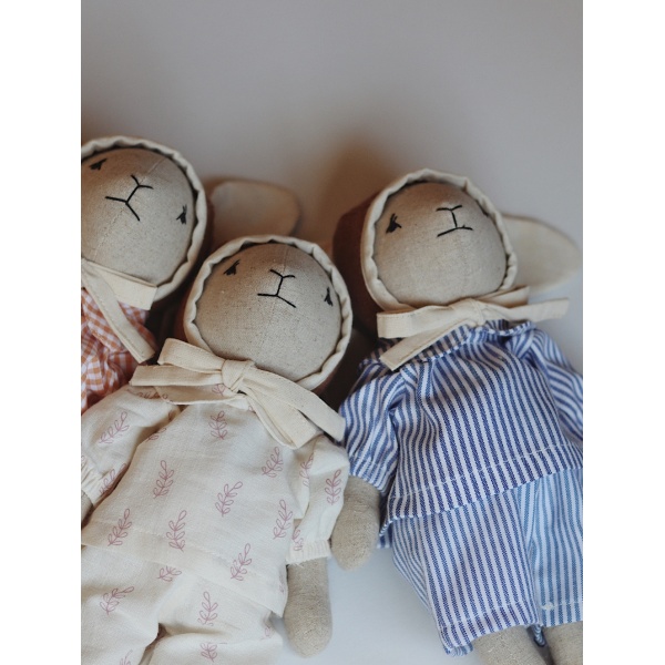 CONEJITO PEQUEÑO COLOR AVENA CON CONJUNTO DE RAYAS AZULES QUBASHI