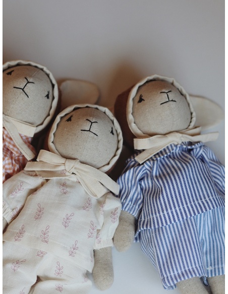 CONEJITO PEQUEÑO COLOR AVENA CON CONJUNTO DE RAYAS AZULES QUBASHI