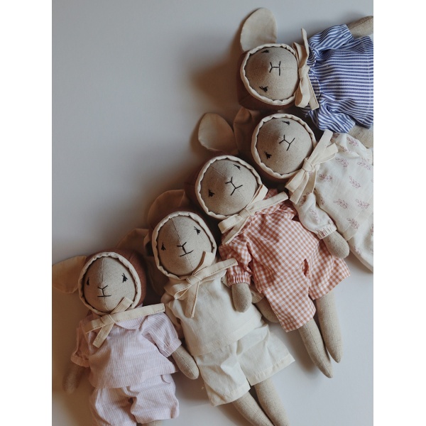 CONEJITO PEQUEÑO COLOR AVENA CON CONJUNTO DE RAYAS AZULES QUBASHI