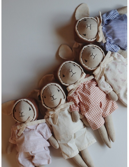 CONEJITO PEQUEÑO COLOR AVENA CON CONJUNTO DE RAYAS AZULES QUBASHI