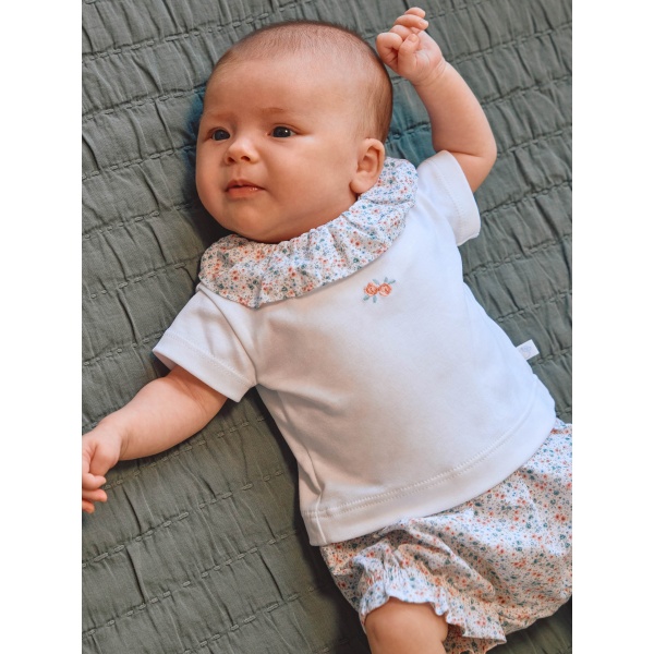 Conjunto de dos piezas flores seersucker y bordado en el pecho