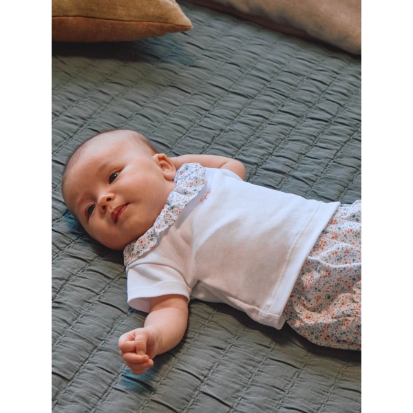 Conjunto de dos piezas flores seersucker y bordado en el pecho